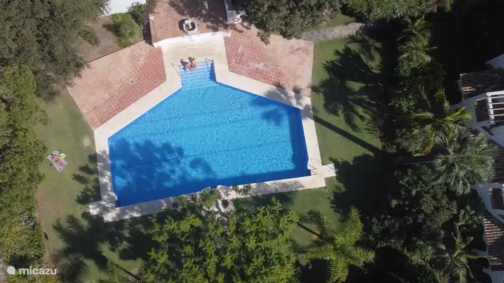 la piscina vista desde arriba