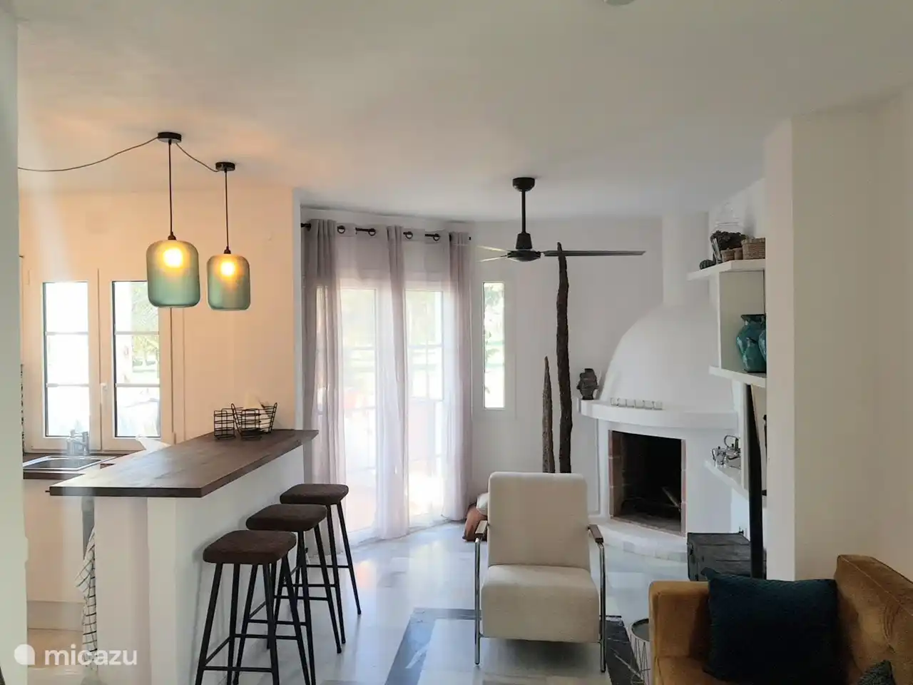 Sal&#243;n luminoso con cocina abierta