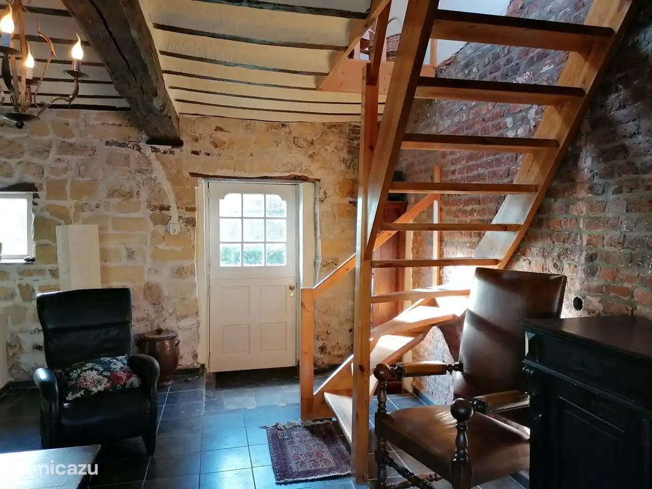 De achterdeur leidt naar uw privé terras en tuin. De trap omhoog ...