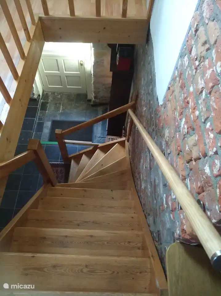 ... met leuning aan weerszijden ...