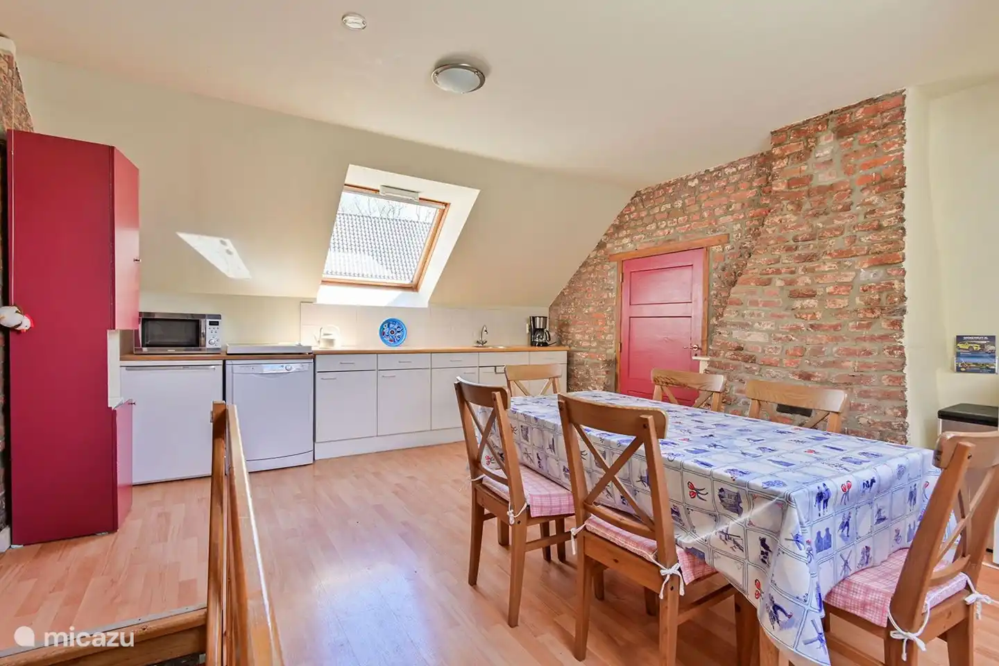 ... naar de keuken met keramische plaat, oven, afwasmachine ... 