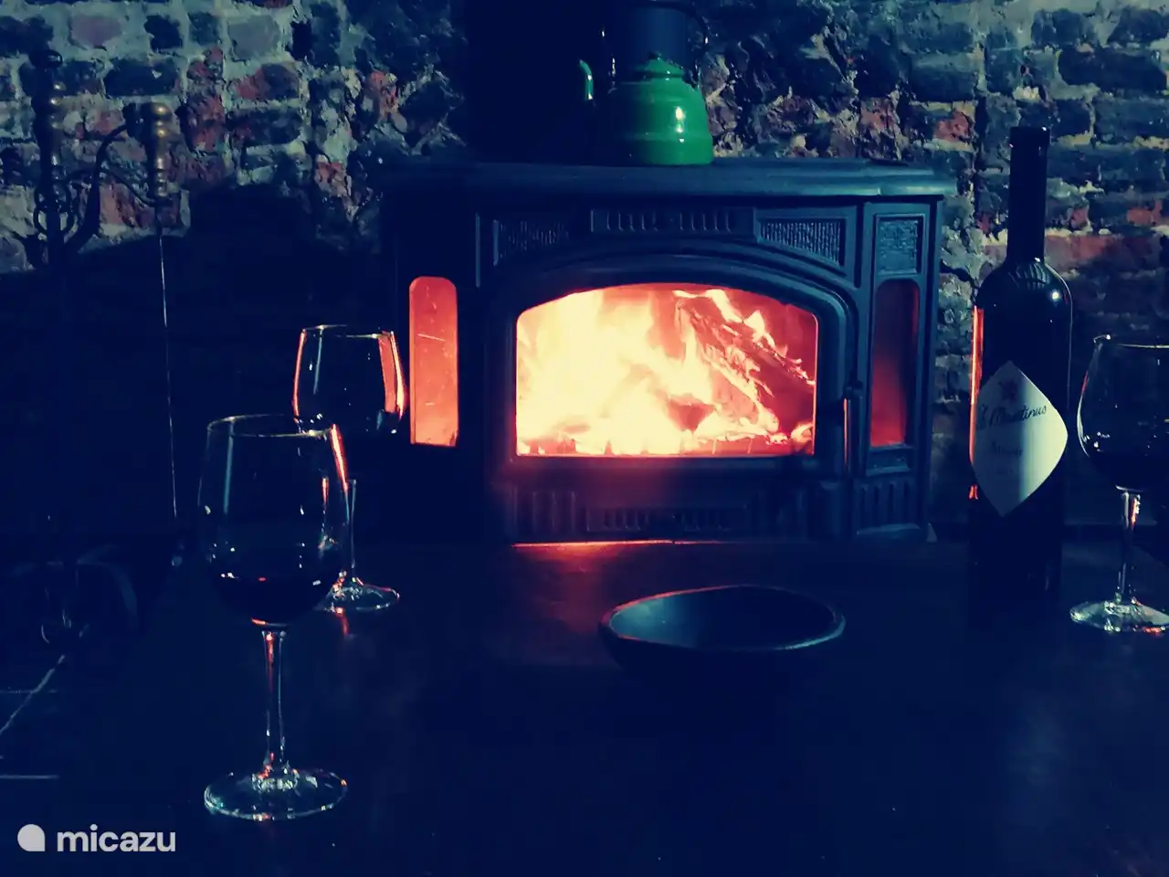 ... of u beneden warmen bij de houtkachel. Met een boekje of een wijntje ...