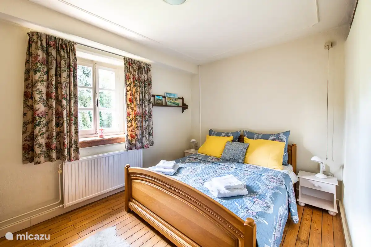 Kamer De Granaatappel. Queensize bed met stevige matrassen op lattenbodem