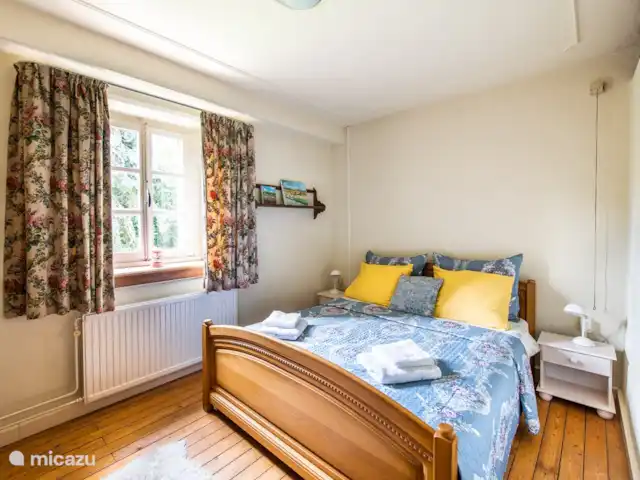 Hof Caerdebeeck - Le jardin des cerisiers | Pays-Bas, Limbourg, Escalade - maison de vacances Chambre La Grenade. Lit Queen size avec matelas fermes sur sommier à lattes