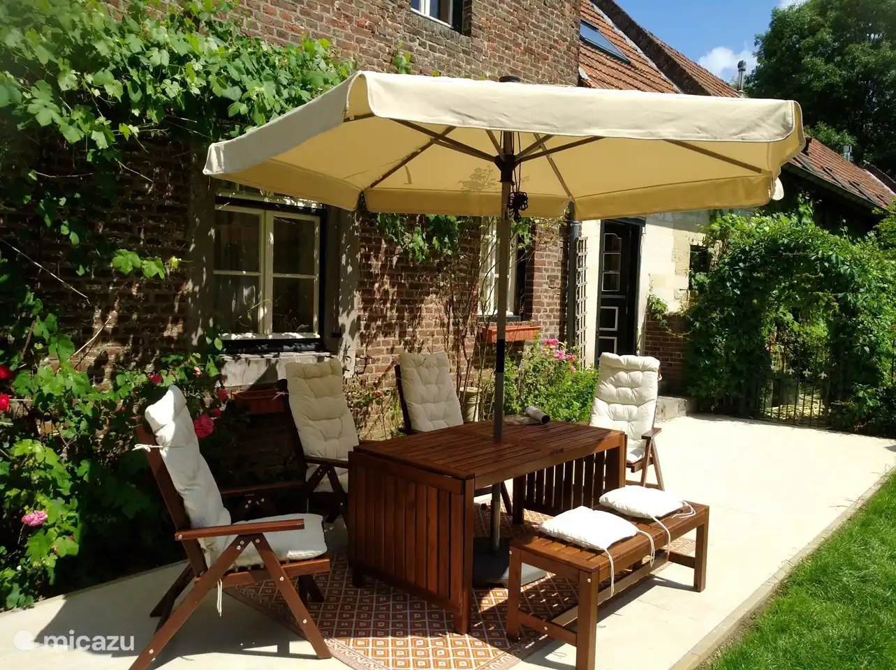 ... met zicht op een omheinde tuin ...