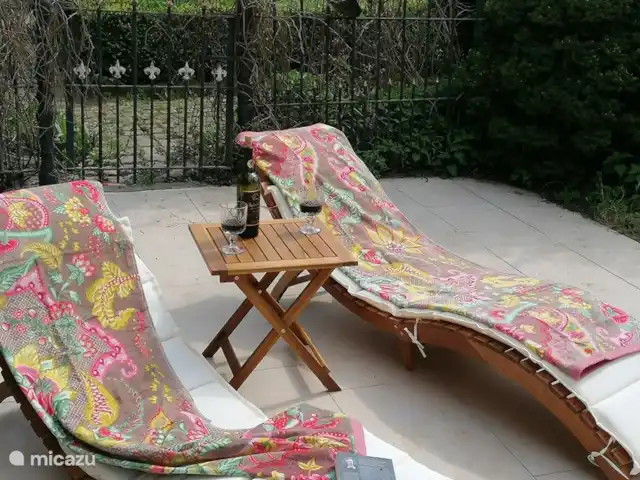 Hof Caerdebeeck - Le jardin des cerisiers | Pays-Bas, Limbourg, Escalade - maison de vacances Deux belles chaises longues. Parasol disponible.