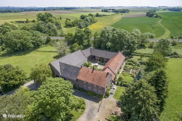 Op de hoek, onder de Oud Hollandse rode pannen, uw verblijf.