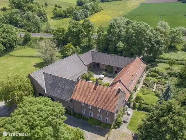 Hof Caerdebeeck - Le jardin des cerisiers | Pays-Bas, Limbourg, Escalade - maison de vacances Au coin, sous les vieilles tuiles rouges hollandaises, votre résidence.