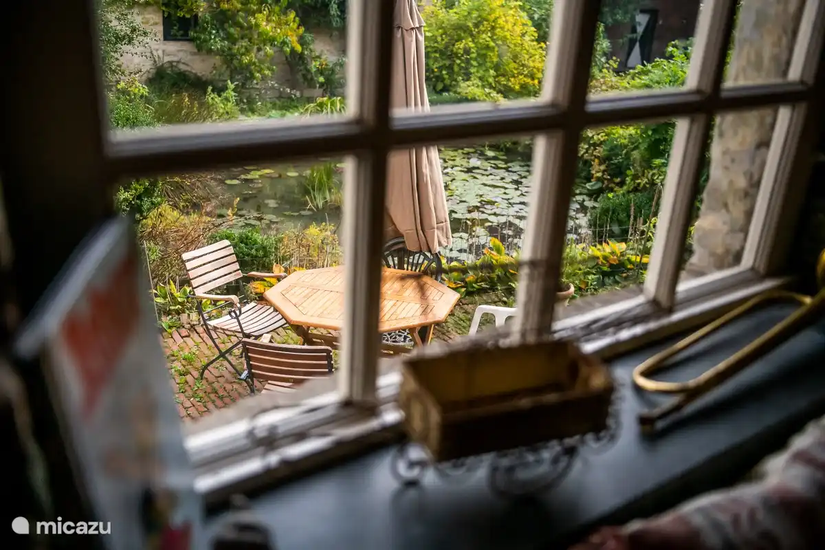 ... die uitkijkt op de binnenplaats