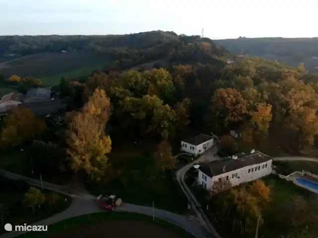Location de Vacances France, Tarn-et-Garonne, Valeilles, gîte / cottage - Gîte Le Vieux Manoir Vue de dessus de la maison principale avec Gite Le Bergerie et Le Cave ci-dessous et Gite Le Vieux Manoir en face.