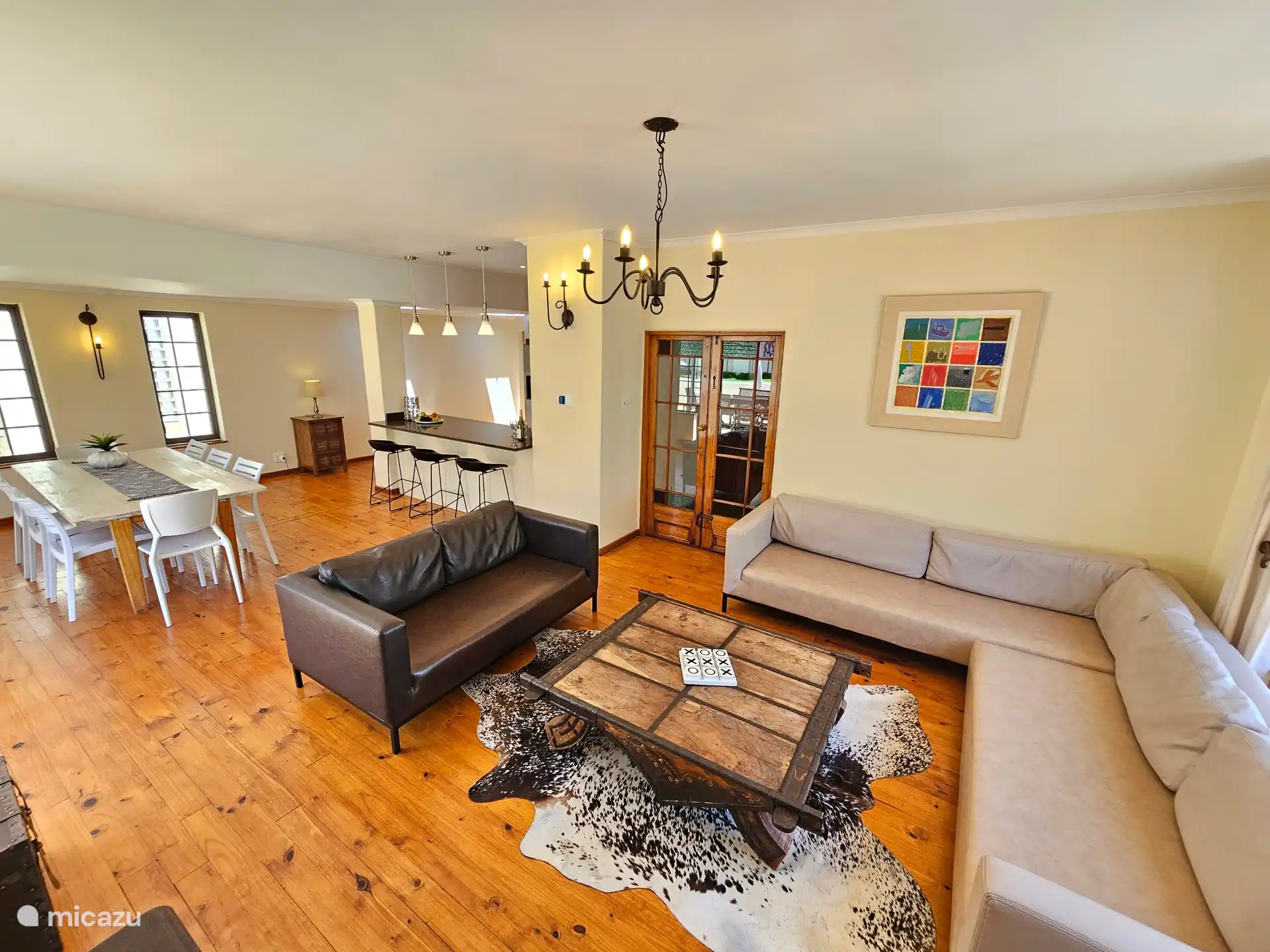 Open plan lounge, dining, keuken met terras deuren naar buiten entertainment area