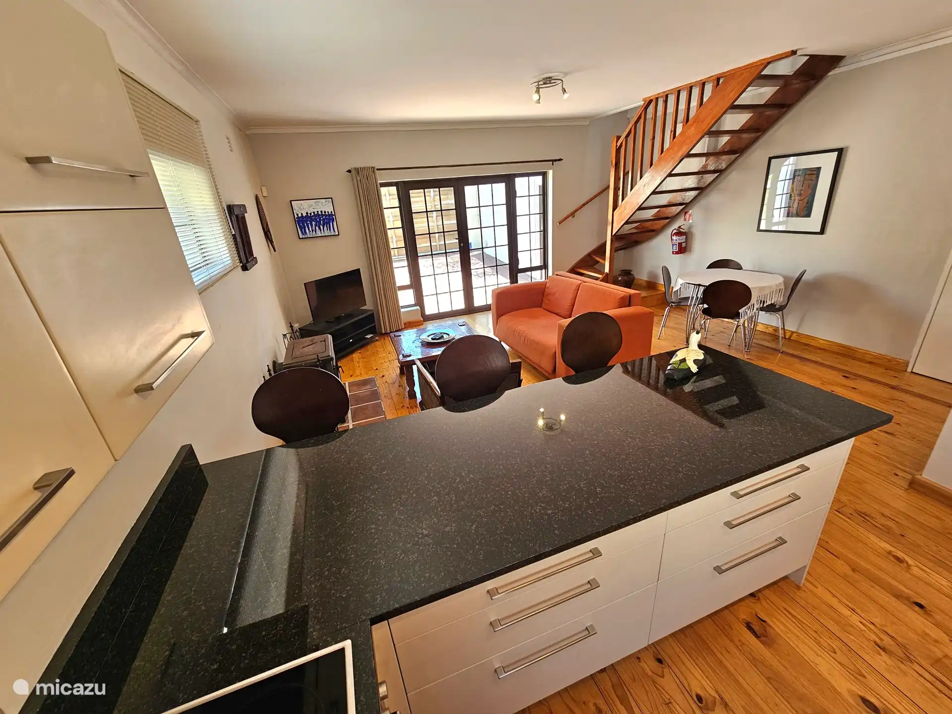 Open plan zitkamer, keuken naastgelegen cottage, te betreden via een interleading deur
