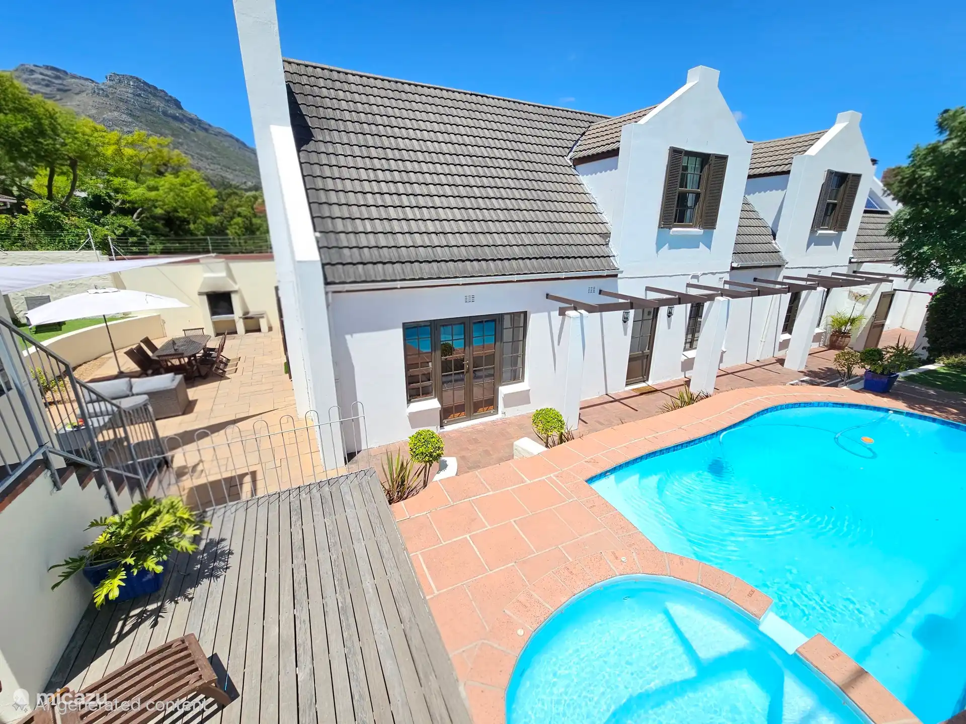 Volledig zicht op het huis en buiten gedeelten