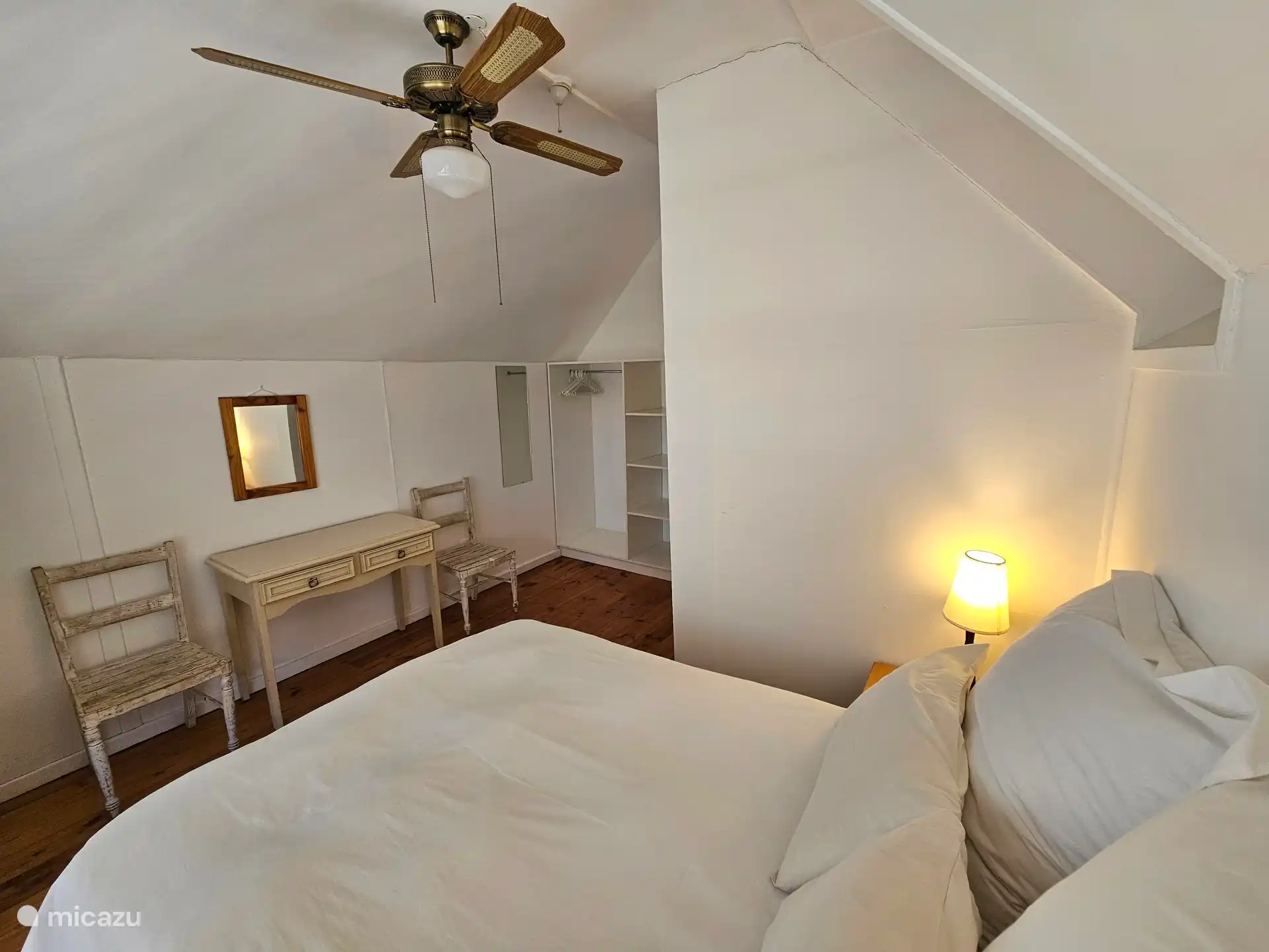 Slaapkamer met double bed op eerste etage van de cottage