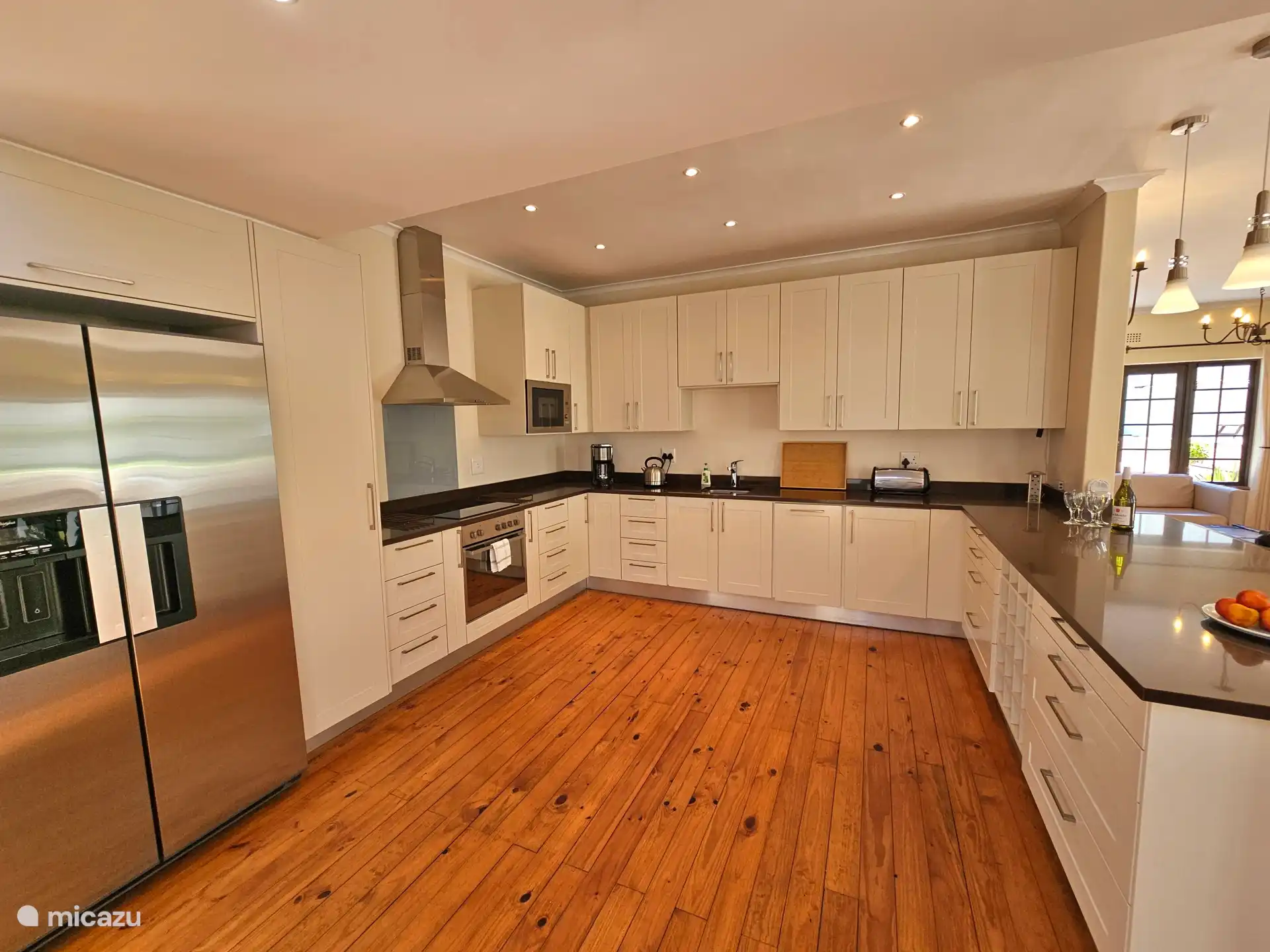 Grote keuken met bar zit gedeelte, van alle gemakken voorzien