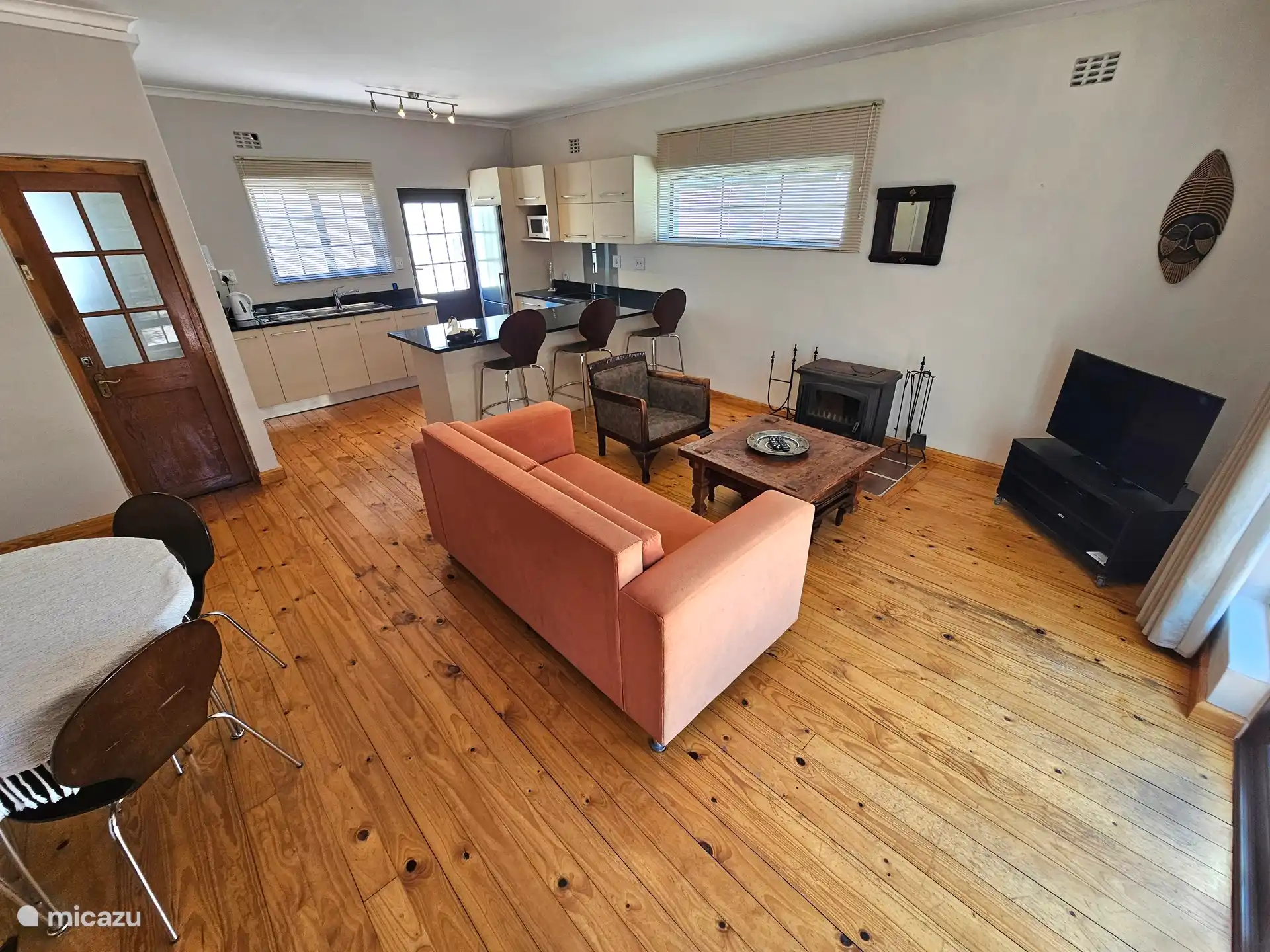 Open plan zitkamer, keuken naastgelegen cottage, te betreden via een interleading deur