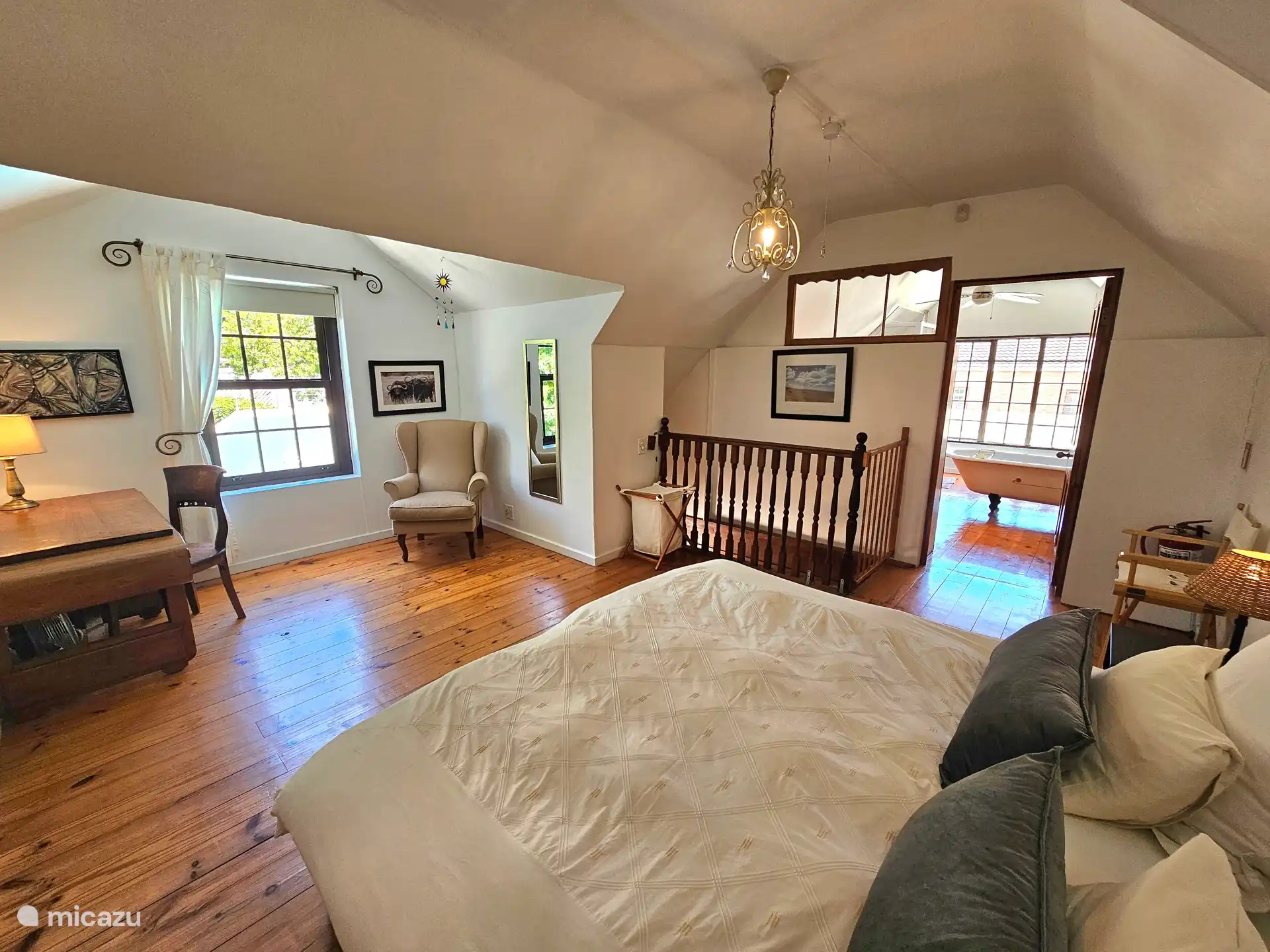 Hoofdslaapkamer met kingsize bed, werktafel, inloopkast en aangrenzende badkamer