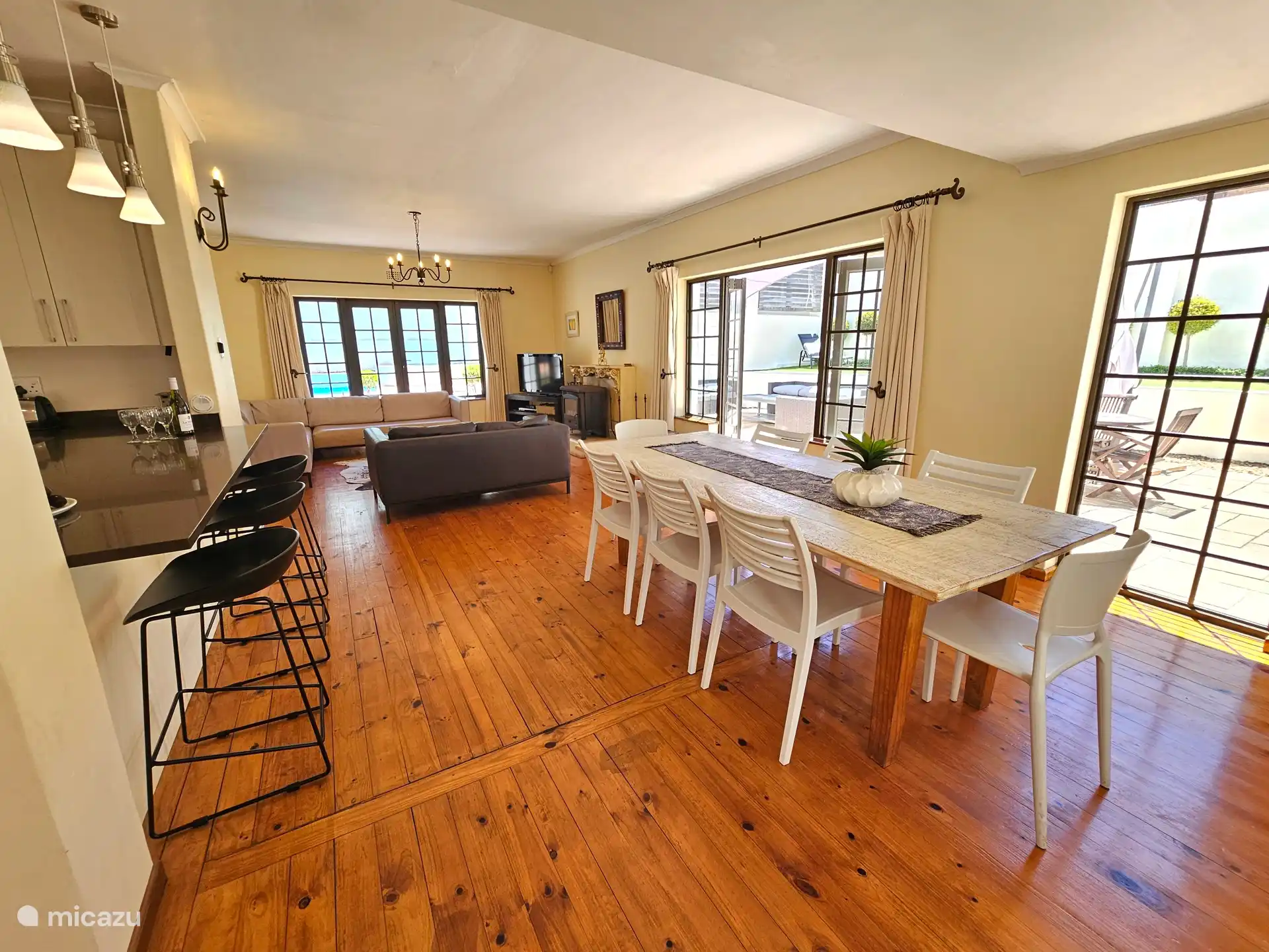 Open plan lounge, dining, keuken met terras deuren naar buiten entertainment area