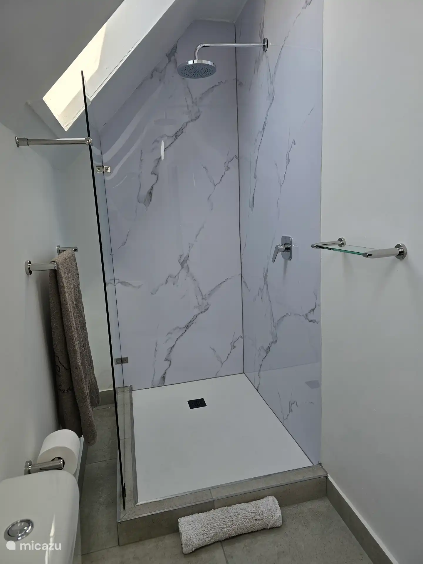 Quatrième salle de bain avec douche à l’italienne, lavabo et toilettes, située au rez-de-chaussée