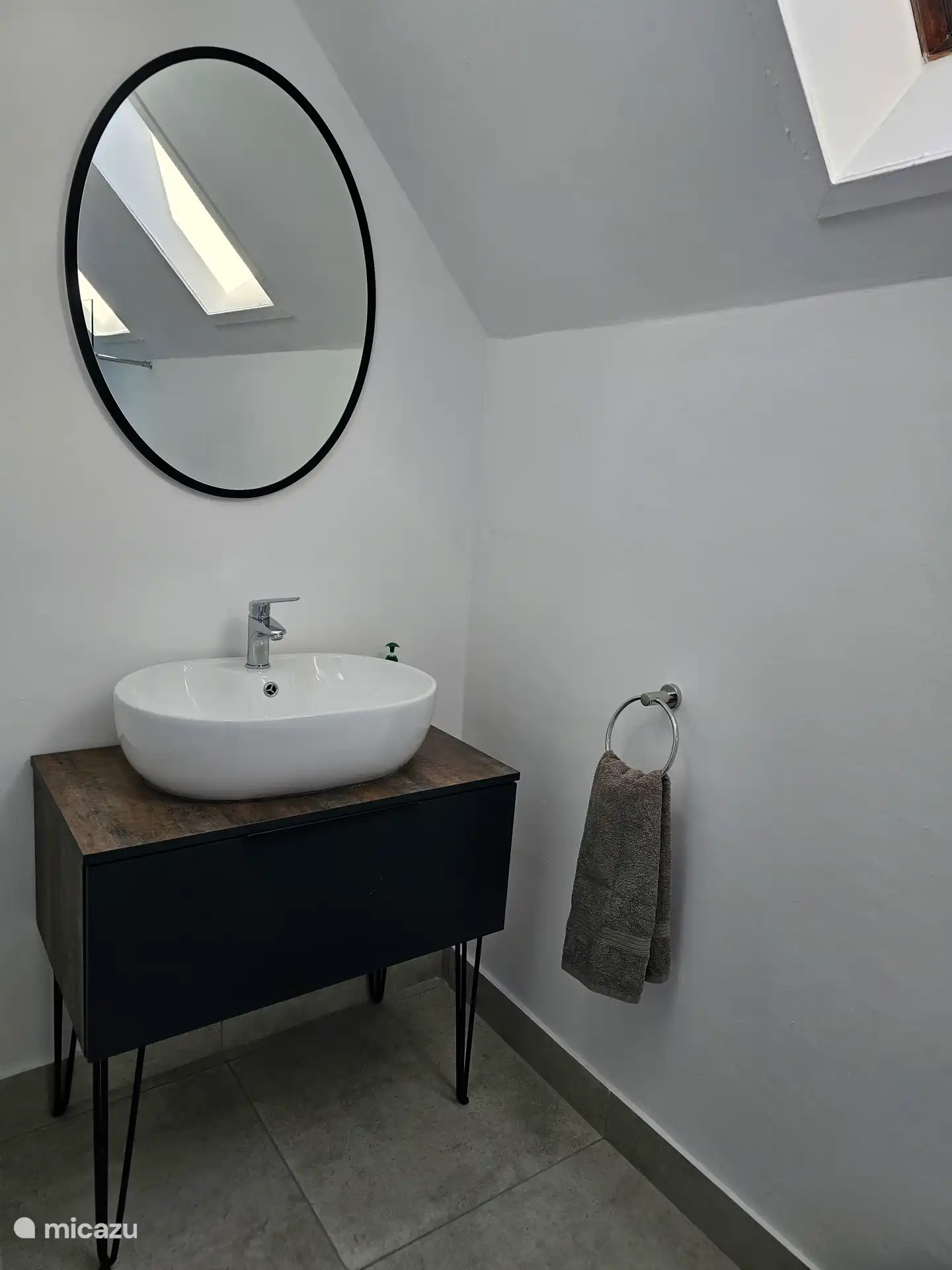 Quatrième salle de bain avec douche à l’italienne, lavabo et toilettes, située au rez-de-chaussée