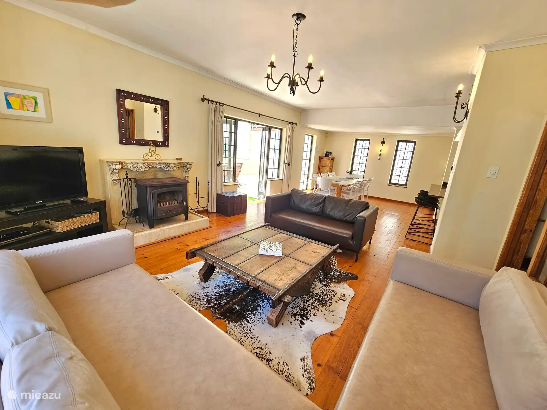 Open plan lounge, dining, keuken met terras deuren naar buiten entertainment area