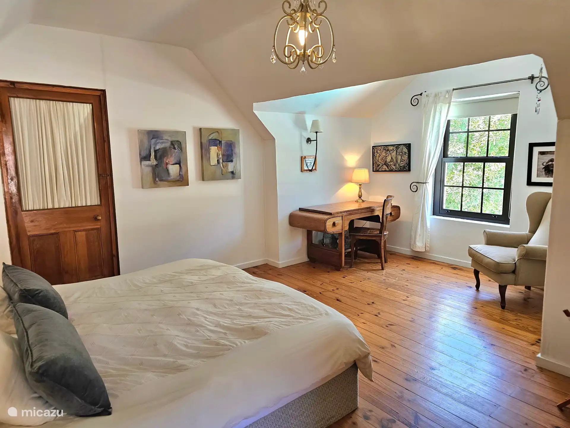 Hoofdslaapkamer met kingsize bed, werktafel en inloopkast