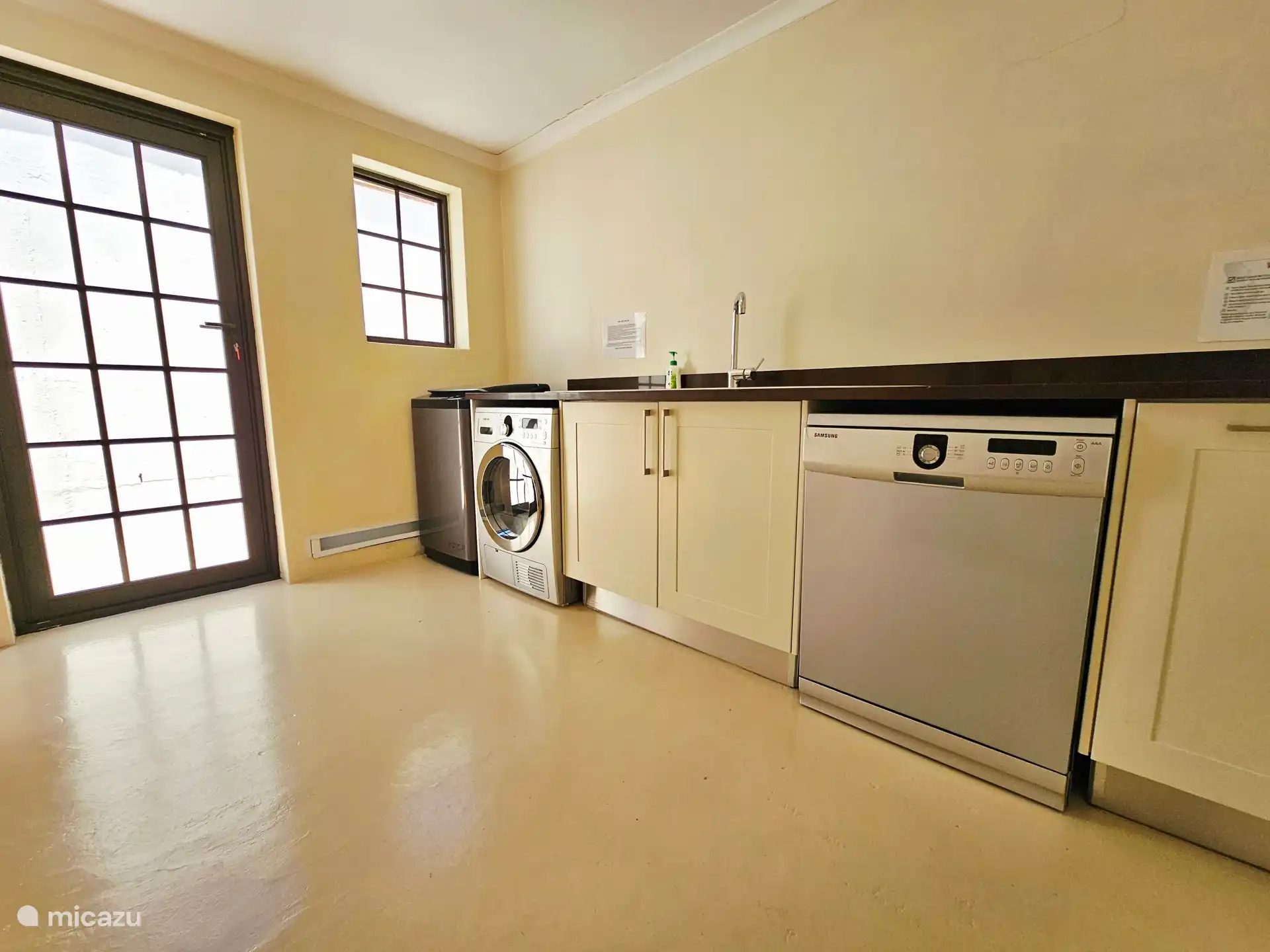 Apart keukengedeelte met wasmachine, droger en vaatwasser