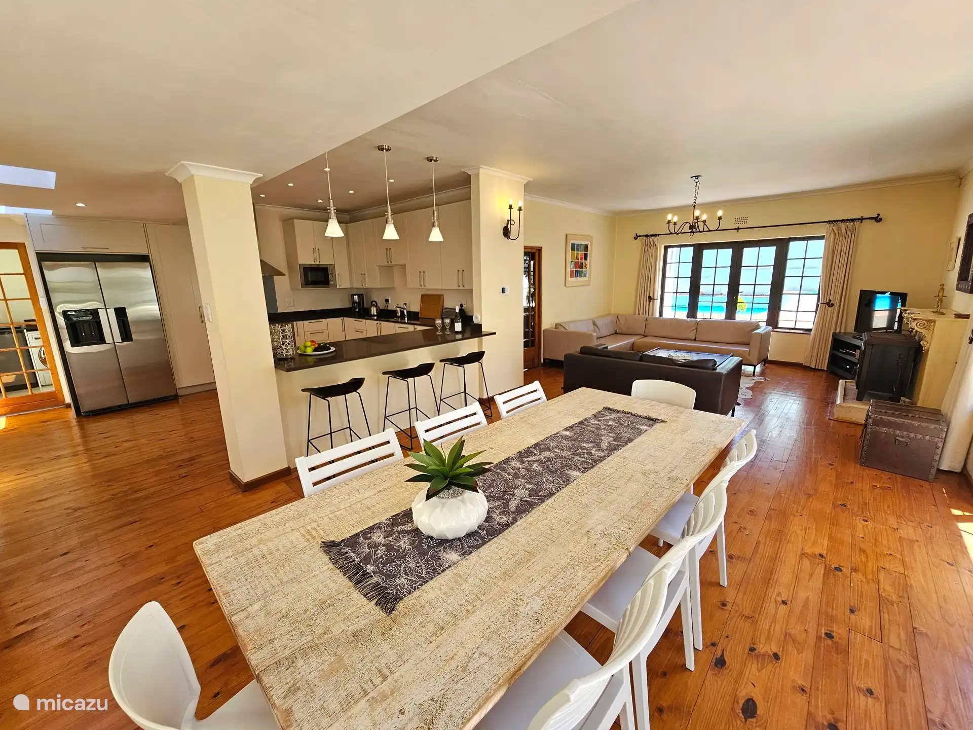 Open plan lounge, dining, keuken met terras deuren naar buiten entertainment area