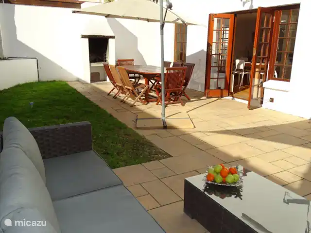 Location de Vacances Afrique du Sud, Le Cap (Cap occidental), Houtbaai, villa - The Gables, Hout Bay Joli jardin clos avec barbecue (braai), grande table à manger, parasol, salon de jardin et ombrière.