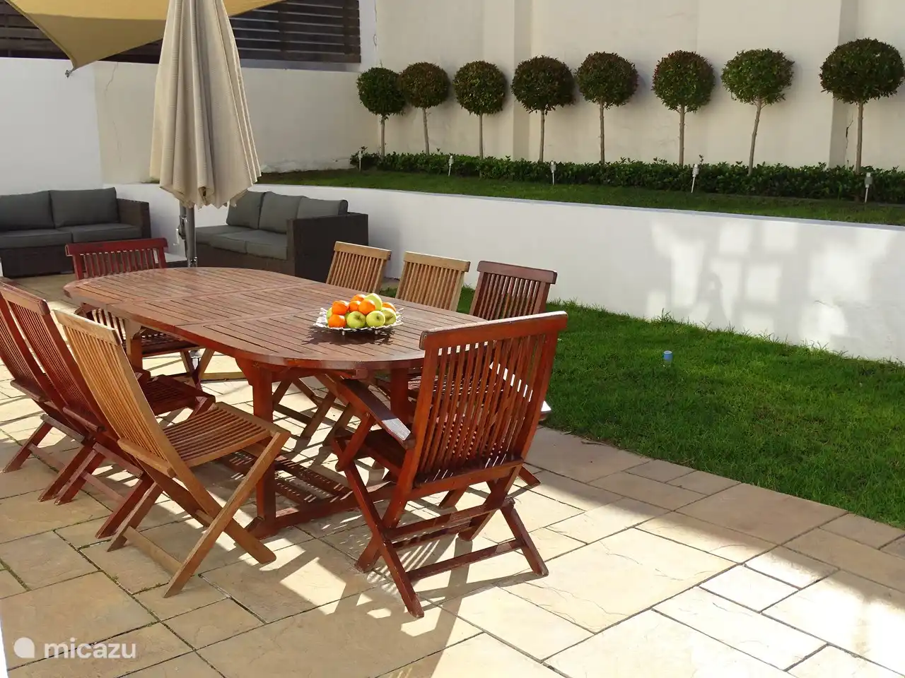 Belle vue sur la piscine depuis la table à manger et le salon