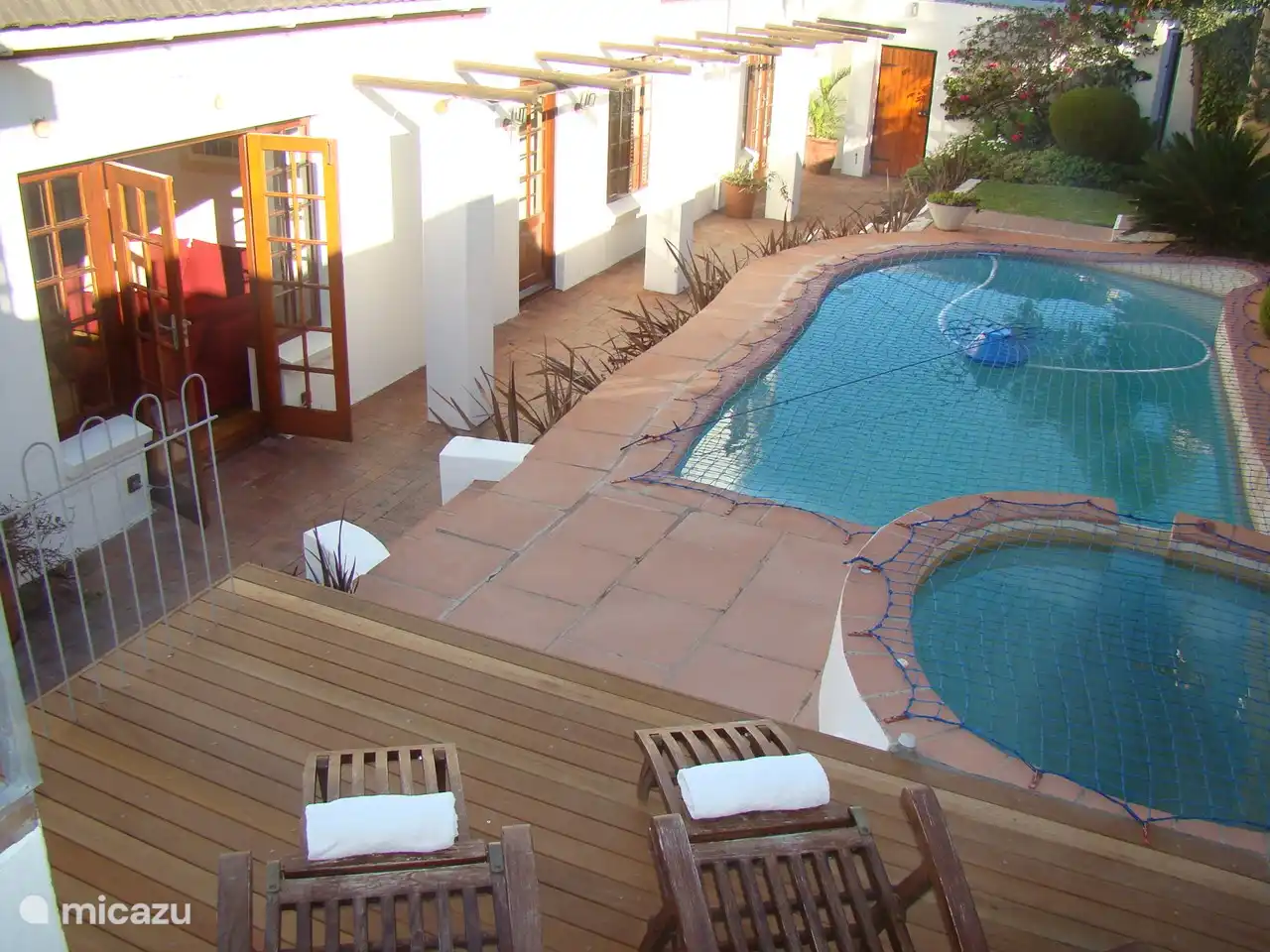 Piscine et jacuzzi avec deux transats. Le jacuzzi n'est pas opérationnel de mai à mi-octobre en raison du temps plus froid et des basses températures de l'eau.