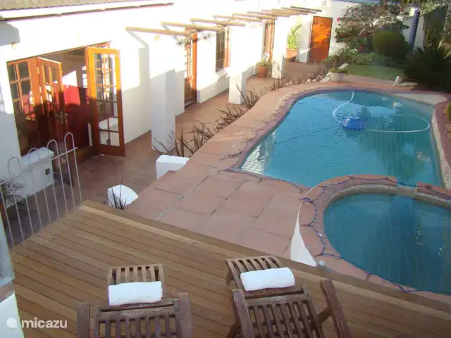 Location de Vacances Afrique du Sud, Le Cap (Cap occidental), Houtbaai, villa - The Gables, Hout Bay Piscine et jacuzzi avec deux transats. Le jacuzzi n'est pas opérationnel de mai à mi-octobre en raison du temps plus froid et des basses températures de l'eau.