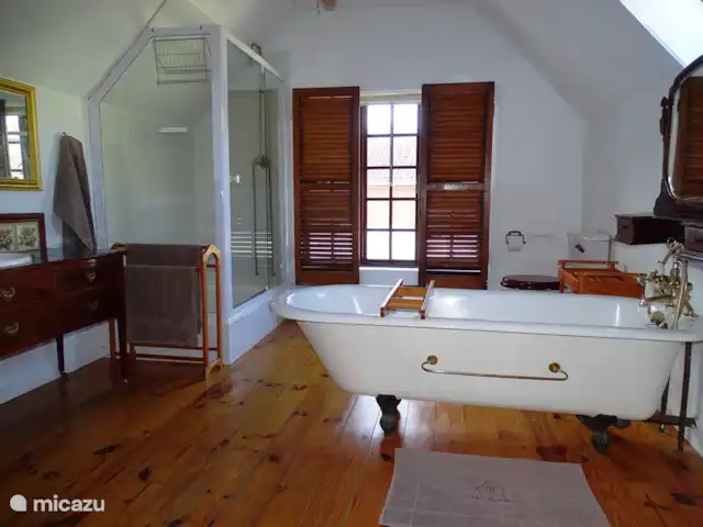 Location de Vacances Afrique du Sud, Le Cap (Cap occidental), Houtbaai, villa - The Gables, Hout Bay Salle de bain attenante à la chambre principale avec baignoire, douche, lavabo et toilette