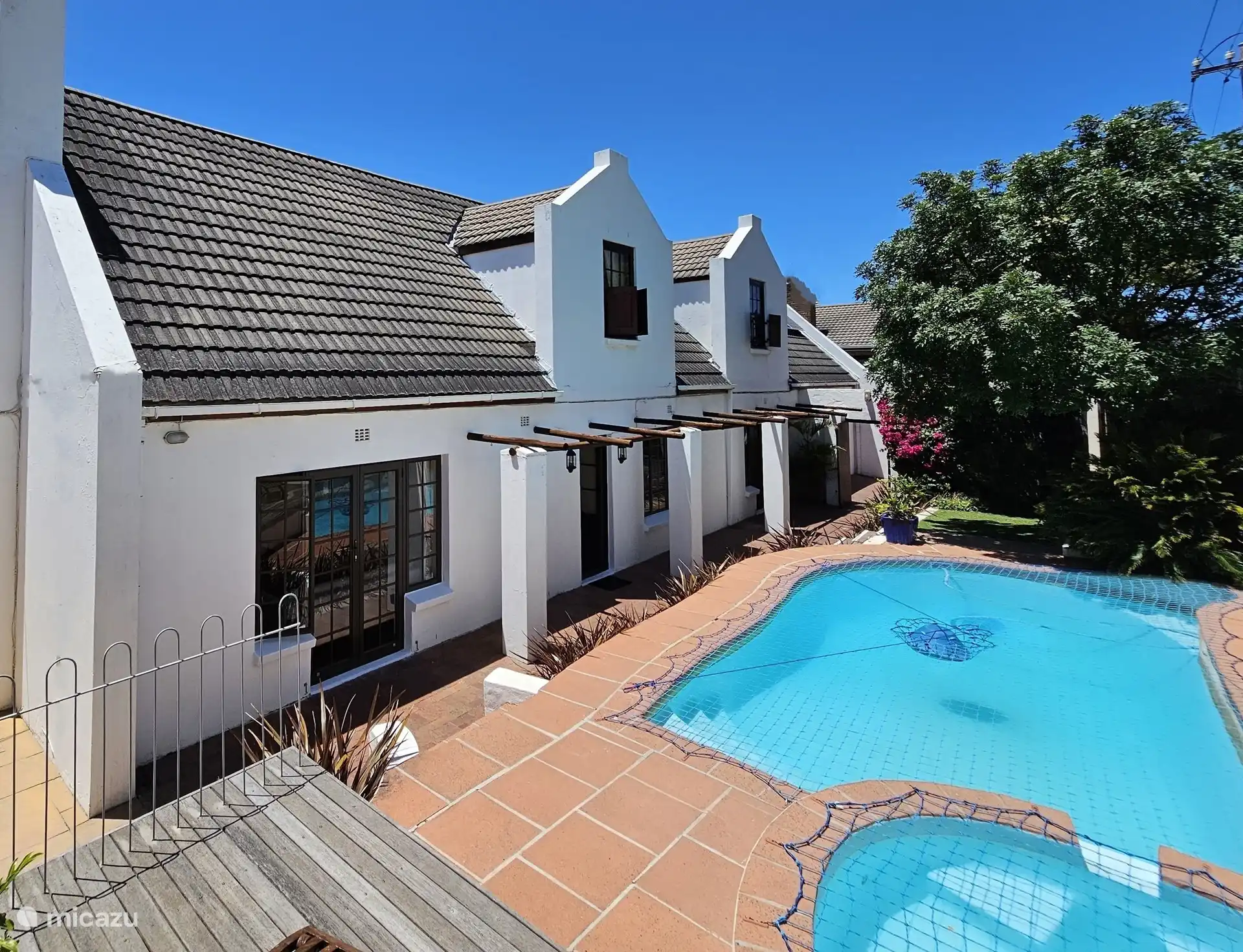 Façade de maison avec piscine et jacuzzi (jacuzzi non opérationnel entre mai et octobre)
