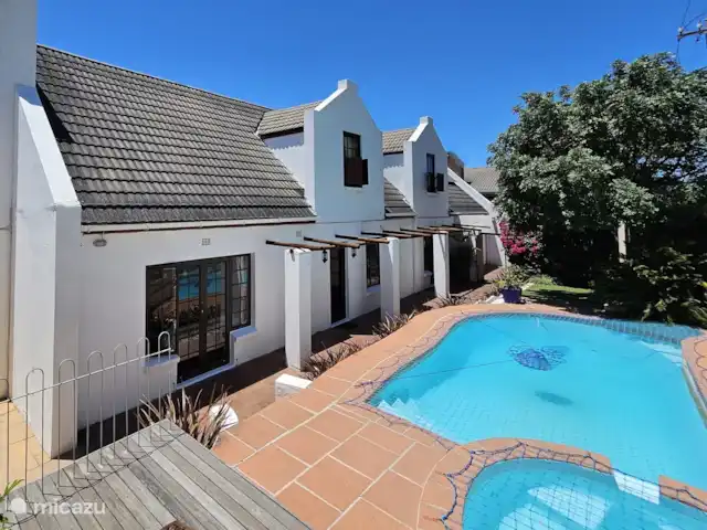 Location de Vacances Afrique du Sud, Le Cap (Cap occidental), Houtbaai, villa - The Gables, Hout Bay Façade de maison avec piscine et jacuzzi (jacuzzi non opérationnel entre mai et octobre)