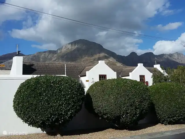 Location de Vacances Afrique du Sud, Le Cap (Cap occidental), Houtbaai, villa - The Gables, Hout Bay Vue de la maison, avec Chapman's Peak Drive en arrière-plan