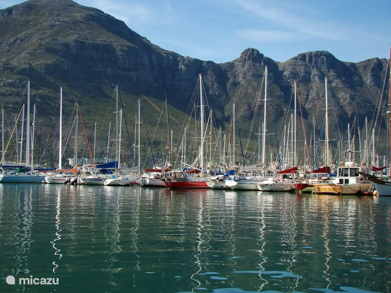 Port de pêche et de plaisance avec de bons restaurants de fruits de mer et le marché artisanal / alimentaire de Bay Harbor