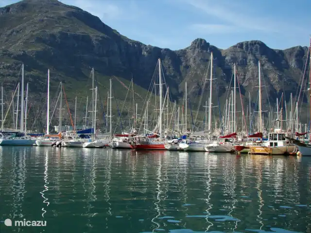 Location de Vacances Afrique du Sud, Le Cap (Cap occidental), Houtbaai, villa - The Gables, Hout Bay Port de pêche et de plaisance avec de bons restaurants de fruits de mer et le marché artisanal / alimentaire de Bay Harbor