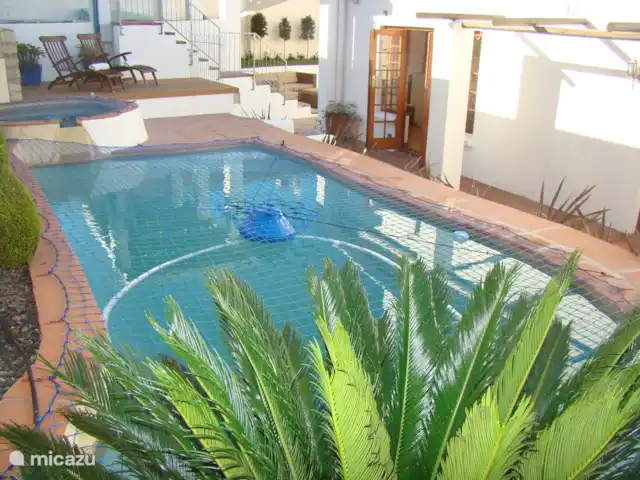 Location de Vacances Afrique du Sud, Le Cap (Cap occidental), Houtbaai, villa - The Gables, Hout Bay Piscine et jacuzzi protégés pour les enfants avec un filet de sécurité.