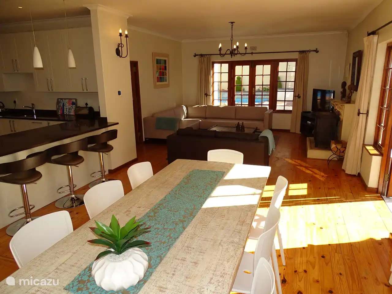 Installez-vous confortablement avec toute la famille dans une seule pièce de ce salon, salle à manger et cuisine à aire ouverte.