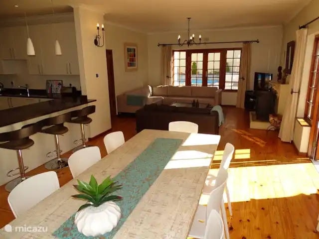 Location de Vacances Afrique du Sud, Le Cap (Cap occidental), Houtbaai, villa - The Gables, Hout Bay Installez-vous confortablement avec toute la famille dans une seule pièce de ce salon, salle à manger et cuisine à aire ouverte.