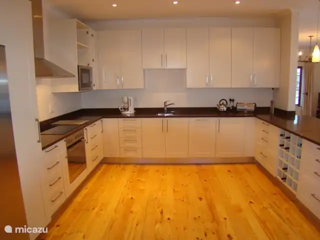 Location de Vacances Afrique du Sud, Le Cap (Cap occidental), Houtbaai, villa - The Gables, Hout Bay Grande cuisine entièrement équipée pour cuisiner. Dans la buanderie, le lave-linge, le lave-vaisselle et le sèche-linge sont situés à l'abri des regards.
