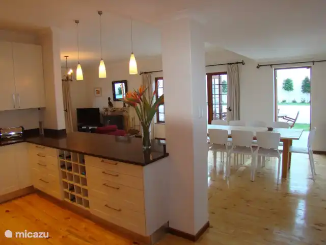 Location de Vacances Afrique du Sud, Le Cap (Cap occidental), Houtbaai, villa - The Gables, Hout Bay Coin repas et extérieur visible vu de la cuisine.