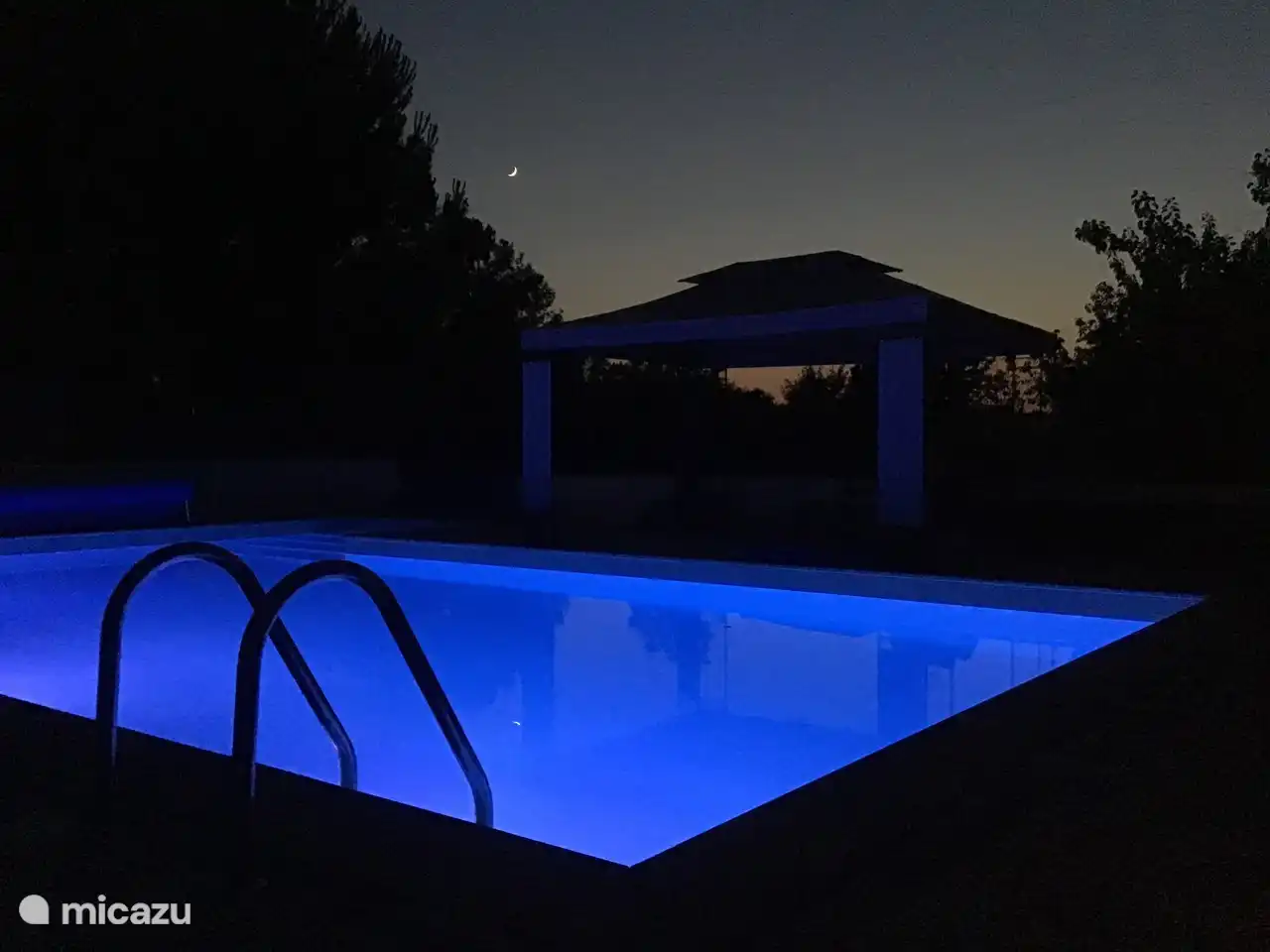 Schwimmbad bei Nacht