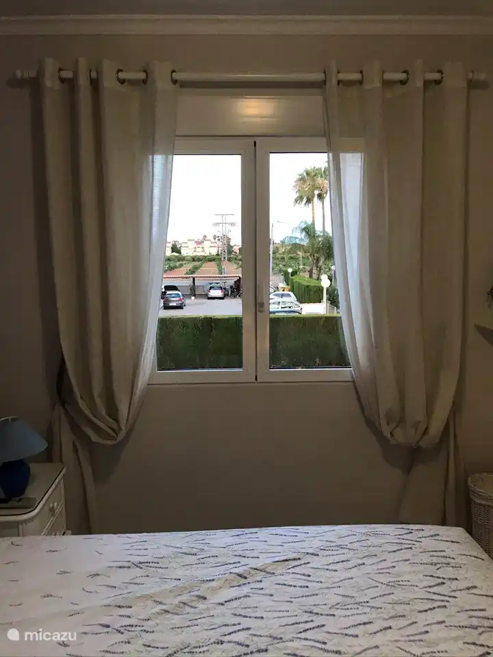 Heerlijk 2 persoons bed met kasten die ruimte bieden aan je kleding die je mee wil nemen en je koffers op te ruimen.