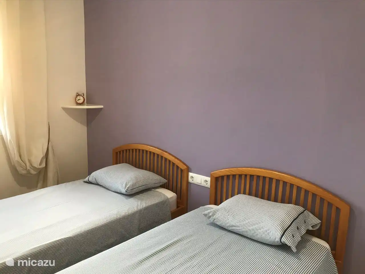 Deze slaapkamer bied uitzicht op de gezellige en rustige wijk.