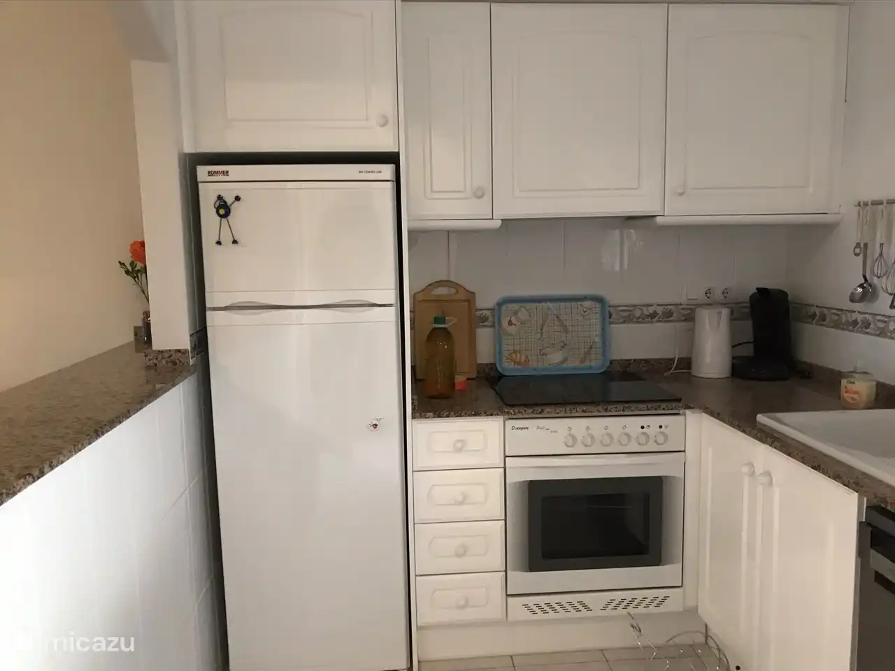 Gezellige keuken alle gemakken voorzien met electrische kookplaat.