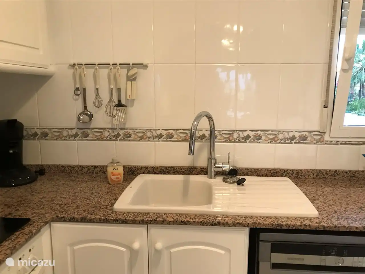 De keuken heeft uitzicht op de straat.