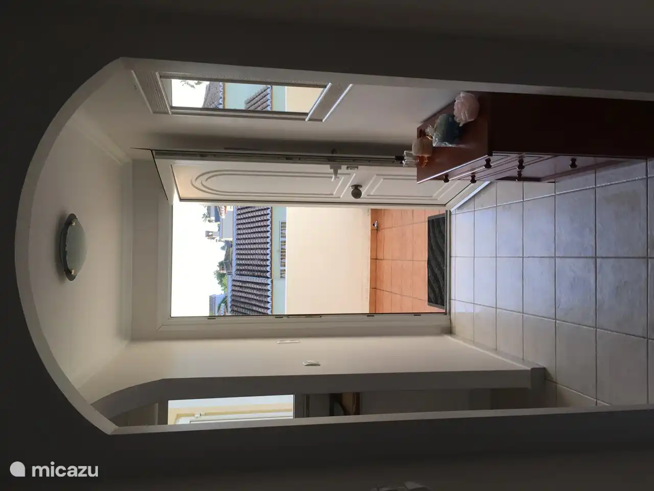 Ook aan de voorzijde van het appartement, ruimte om te kunnen genieten van de avondzon. Geen hoogbouw voor de deur.