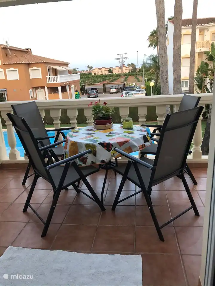 Terras met ruim en vrij uitzicht.
Ook zicht op het zwembad.  